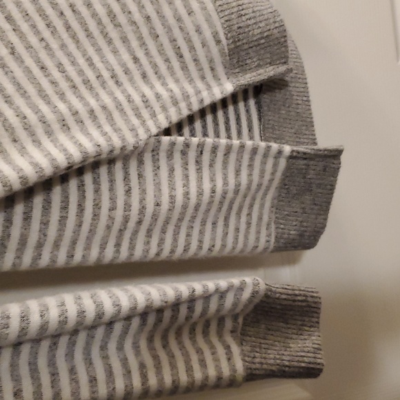 Brand New NWOT Gray Striped Soft V Neck Sweater - Picture 4 of 4